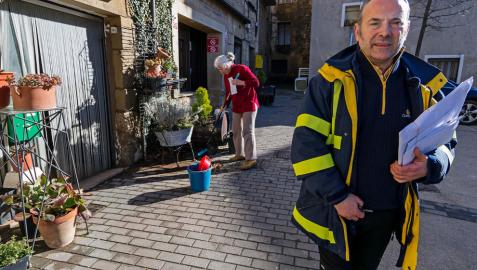 La plaza del bar de Meano constituye el centro de reunión social del pueblo.