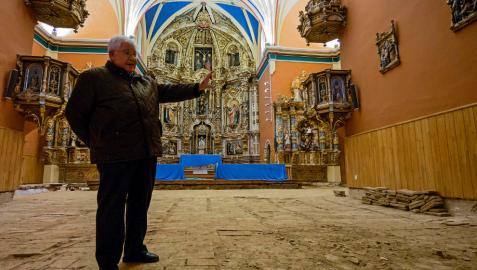 El párroco Ángel Mauleón, sobre el suelo primitivo que se ha destapado.