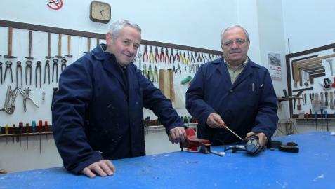Manos dispuestas a seguir reparando