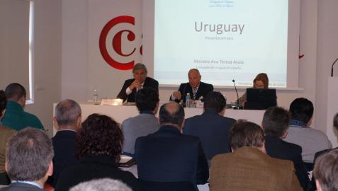 Más de 40 personas asisten a una jornada sobre oportunidades comerciales en Uruguay