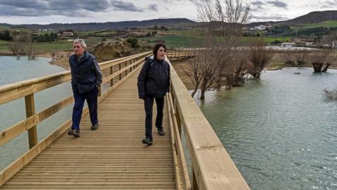 La pasarela que une orilla e isla en Alloz, montada sobre el pantano