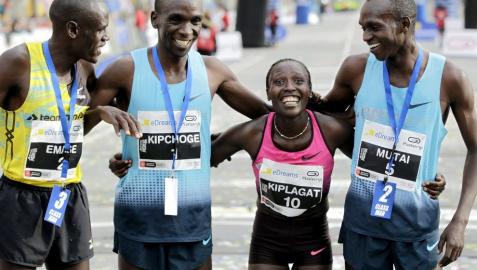 Kiplagat bate el récord mundial de medio maratón en Barcelona