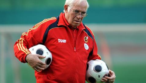 El exseleccionador de fútbol Luis Aragonés, figura histórica del fútbol español y ganador de una Eurocopa en 2008 con el combinado nacional, ha fallecido esta madrugada a los 75 años en la clínica Cemtro de Madrid, según confirmó a Radio Nacional de España el doctor Pedro Guillén.