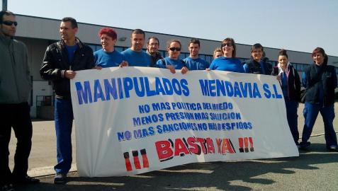 Concentración en Manipulados Mendavia contra la 'presión y acoso' de la empresa