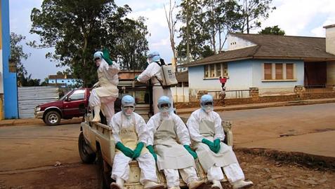 Voluntarios combaten el ébola en la epidemia de Angola en 2005