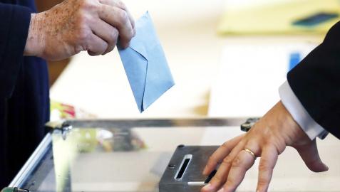 La derecha aventaja a la izquierda en la primera ronda de las municipales