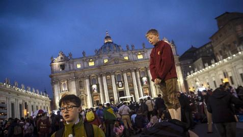 Cientos de miles de fieles llenan la plaza de San Pedro en el Vaticano