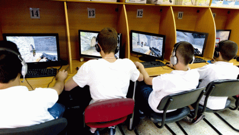 Jóvenes inmersos en su ordenador Jóvenes inmersos en su ordenador