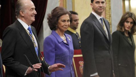 El rey Juan Carlos pide a los diputados y senadores que paren el aplauso con el que recibieron a la familia real a su llegada al Congreso para la apertura solemne de la X legislatura.