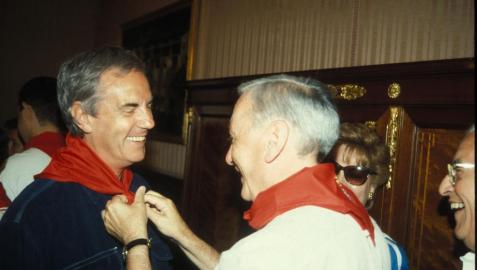 Pedro Osinaga, a la izda, recibiendo un pañuelo de honor en 1994