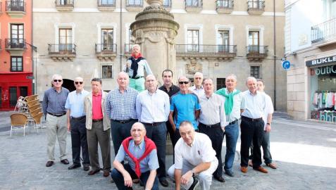 'El Guti', subido a la fuente, acompañado por sus amigos.