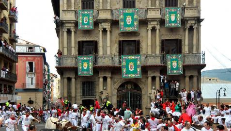 Un tramo de vallado permanecerá en la Plaza Consistorial durante los meses de verano