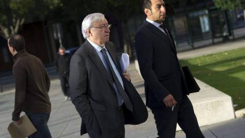 Ignacio Polo junto su hijo, este viernes, llegando a la Audiencia