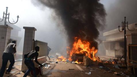 Miles de manifestantes incendian el Parlamento de Burkina Faso