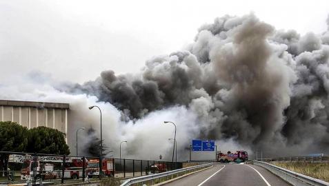 Un gran incendio ha afectado a la planta de la industria cárnica de Campofrío en Burgos, una de las más grandes existentes en la Comunidad.