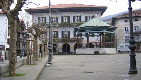 Imagen de la plaza Zaharra, con el Ayuntamiento al fondo.