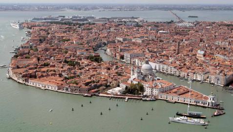 Venecia veta las maletas rodantes a los turistas
