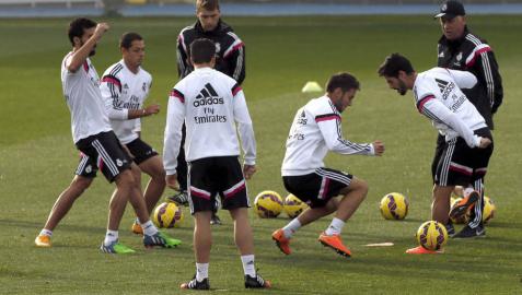 Ancelotti, junto a sus jugadores en Valdebebas
