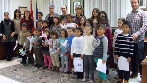 Escolares junto a representantes municipales en el salón de plenos del ayuntamiento de Castejón.