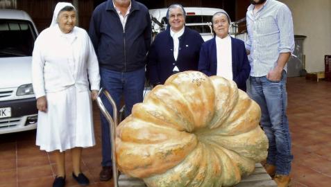 Donan una calabaza gigante al Banco de Alimentos de Cáceres