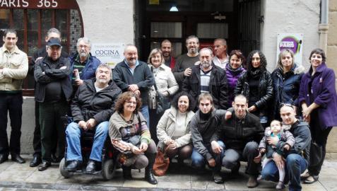 Voluntarios de la iniciativa sangüesina, en su visita de finales de 2013 al comedor social pamplonés París 365.