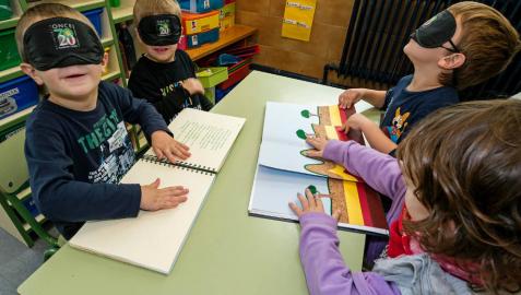 Niños de Infantil prueban cómo sería la lectura con el sistema para ciegos en una de las sesiones celebradas esta semana.