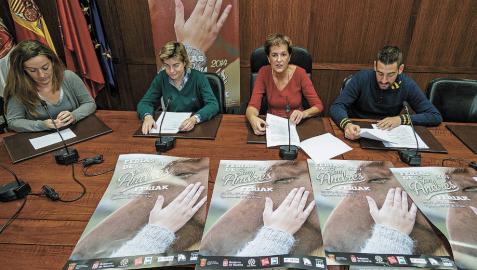 Menchu Jiménez, Mayte Alonso, la alcaldesa y Javier López, durante la presentación del programa.