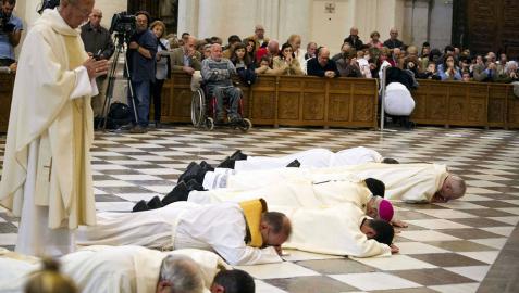 El arzobispo de Granada se postra y pide perdón por los