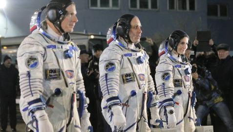 La Soyuz TMA-15M y sus tres tripulantes se acoplan a la EEI