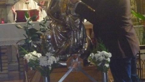 Jesús Henríquez coloca la corona a la patrona y al Niño.