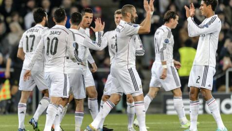 Los jugadores blancos celebran el gol de Cristiano
