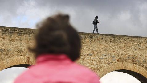 Un mago navarro recorre el acueducto de Noáin encadenado y a ciegas