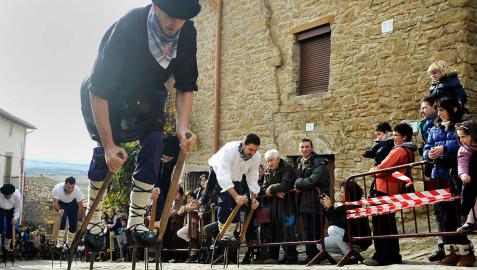 Artajona se subió sobre layas para celebrar San Saturnino