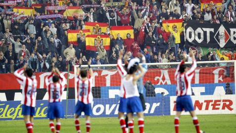 Jugadores del Atlético saludan a los ultras