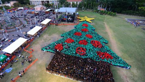 Récord Guinness para el árbol de Navidad humano más grande