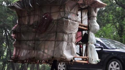 Liu Lingchao carga su casa a cuestas.