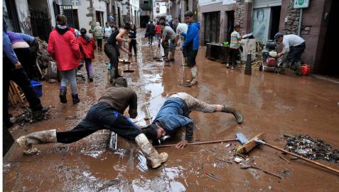 Un grupo de vecinos, en tareas de limpieza de un tramo de la calle Jaime Urrutia.