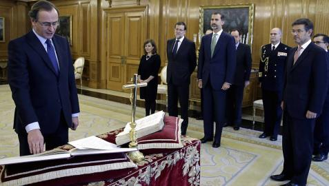 Alfonso Alonso jura ante el rey Felipe como nuevo ministro de Sanidad