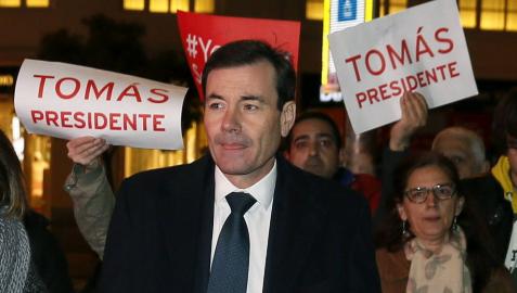 Sánchez crea un incendio en su partido con el cese de Tomás Gómez