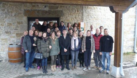 Vecinos del valle Badostáin y otros pueblos de Egüés con el alcalde y el presidente del concejo.