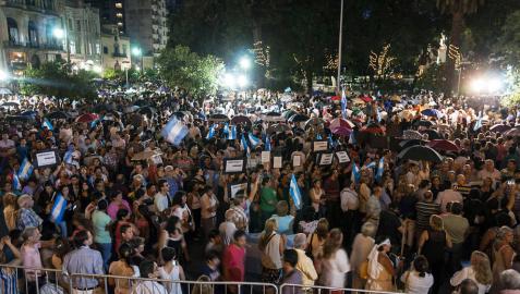 La 'marcha de los paraguas' recordó en Buenos Aires al fiscal Nisman