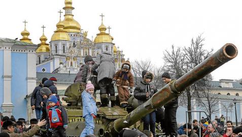 Kiev muestra armamento ruso y Yanukóvich reaparece en Moscú