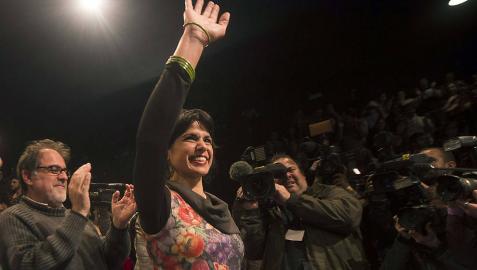La candidata de Podemos a la Presidencia de la Junta de Andalucía, Teresa Rodríguez, saluda a sus simpatizantes tras conocer los resultados.