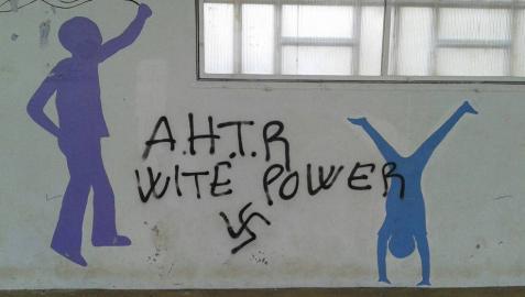 Aparecen pintadas con símbolos nazis en el colegio y centros públicos de Ultzama