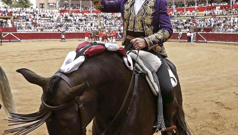 Festejo de rejones y homenaje a Hermoso de Mendoza en su 25 aniversario como rejoneador