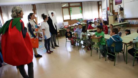 Alumnos de ETI de Tudela enseñan a escolares higiene bucodental