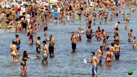 La playa de la Malvarrosa, atestada de turistas