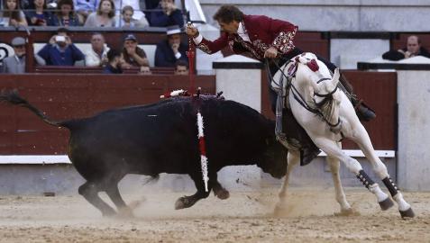 Hermoso, dos orejas en el homenaje a Ponce en Nimes