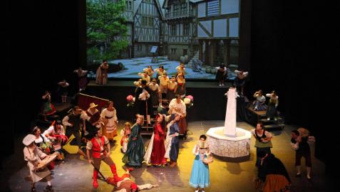 Momento de la representación del musical 'La Bella y la Bestia' en el teatro Gaztambide de Tudela.