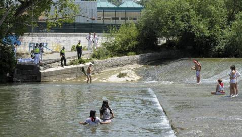 Fallece ahogado un joven en las pasarelas del Club Natación Fallece ahogado un joven en las pasarelas del Club Natación